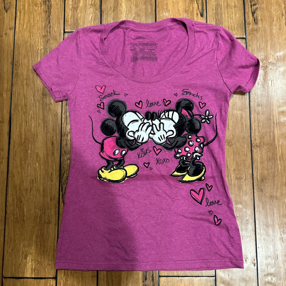 💕 **Disney Store Mickey & Minnie “Smooch” Graphic Tee – Size Small**